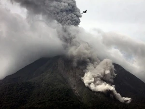 印尼火山喷发 1.8万人被迫疏散